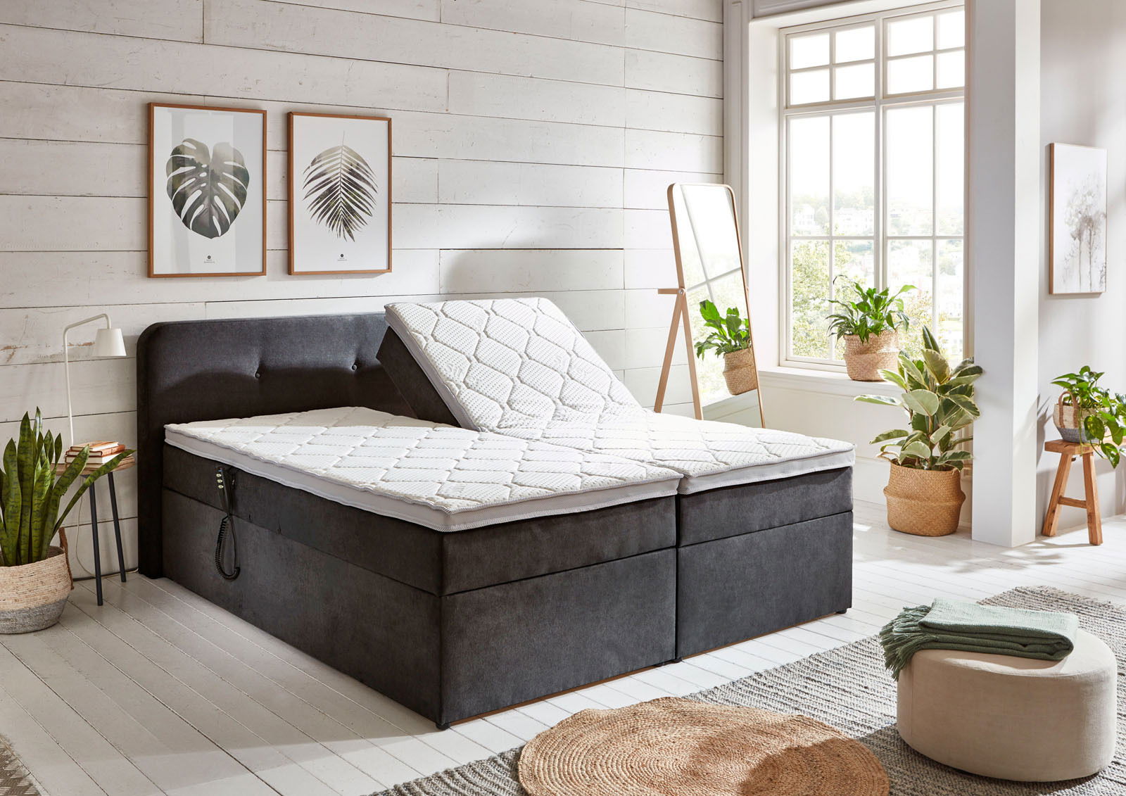 Boxbett mit Motor in einem hellen, modernen Schlafzimmer, seitliche Perspektive