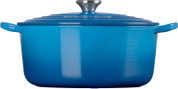 Blauwe geëmailleerde braadpan met deksel, zijhandgrepen en metalen knop, recht van voren gezien