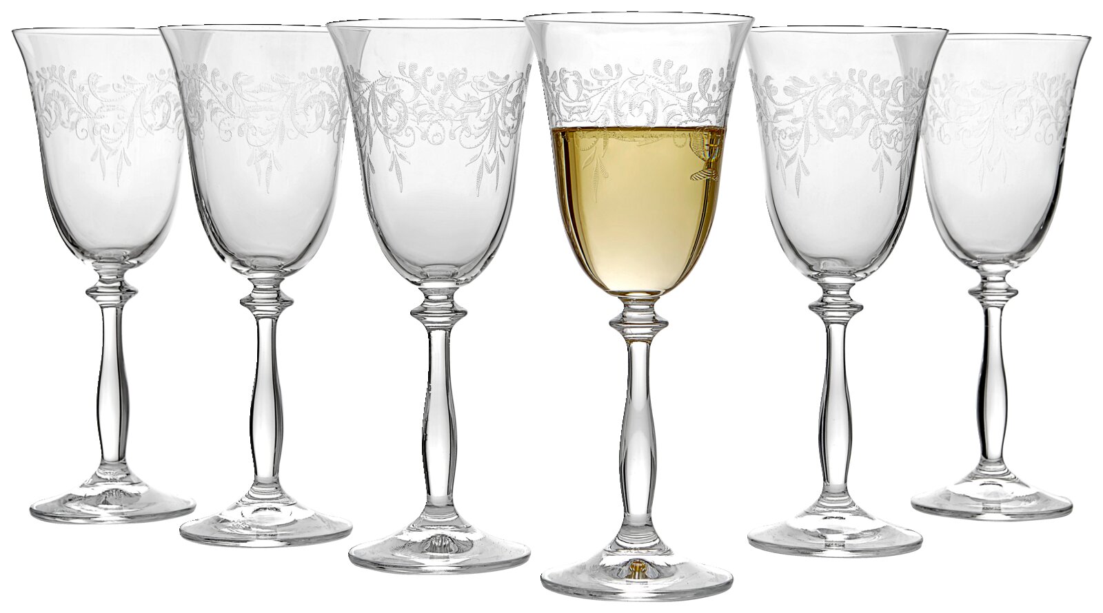 Zes elegante wijnglazen met een filigraanpatroon, waarvan er één gevuld is met witte wijn, gezien vanuit het vooraanzicht.