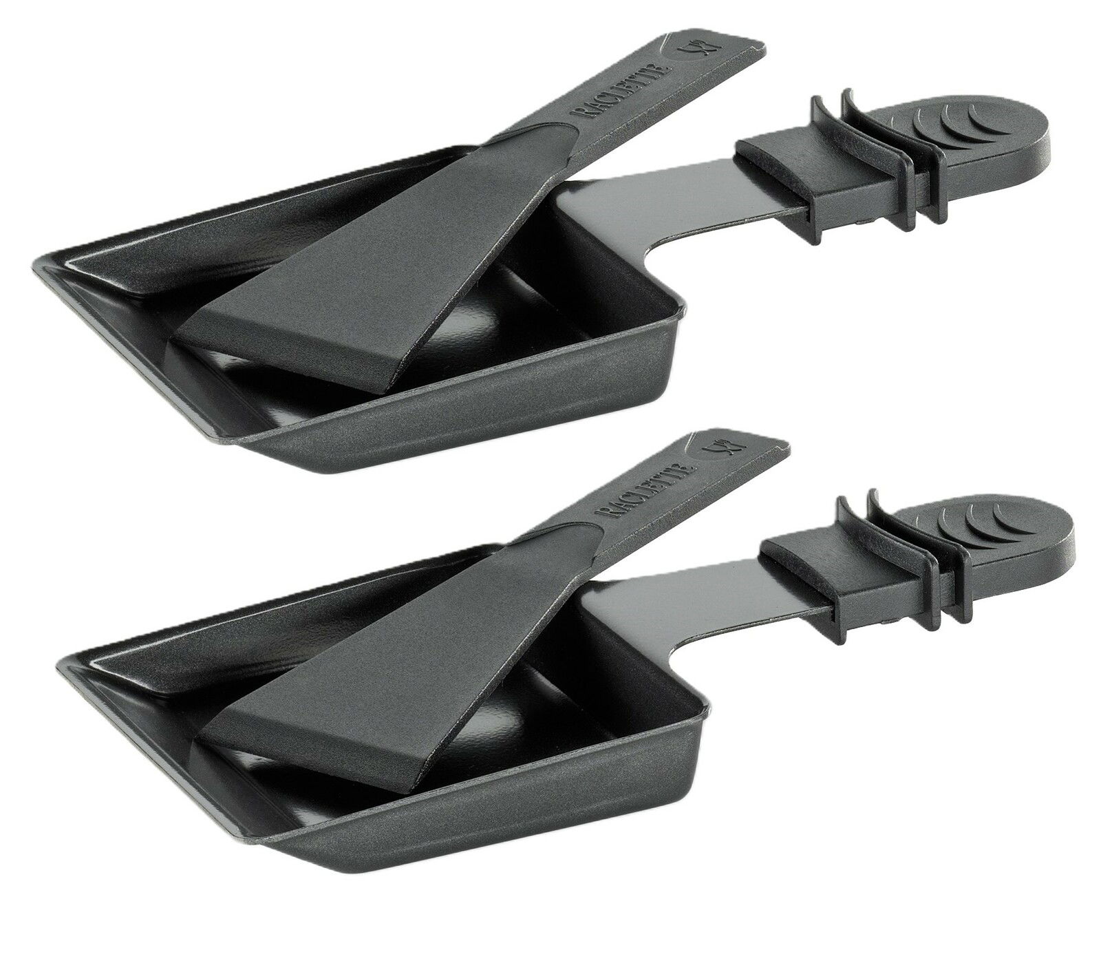 Zwei schwarze Raclettepfännchen mit Schaber, seitliche Perspektive