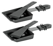 Zwei schwarze Raclettepfännchen mit Schaber, seitliche Perspektive