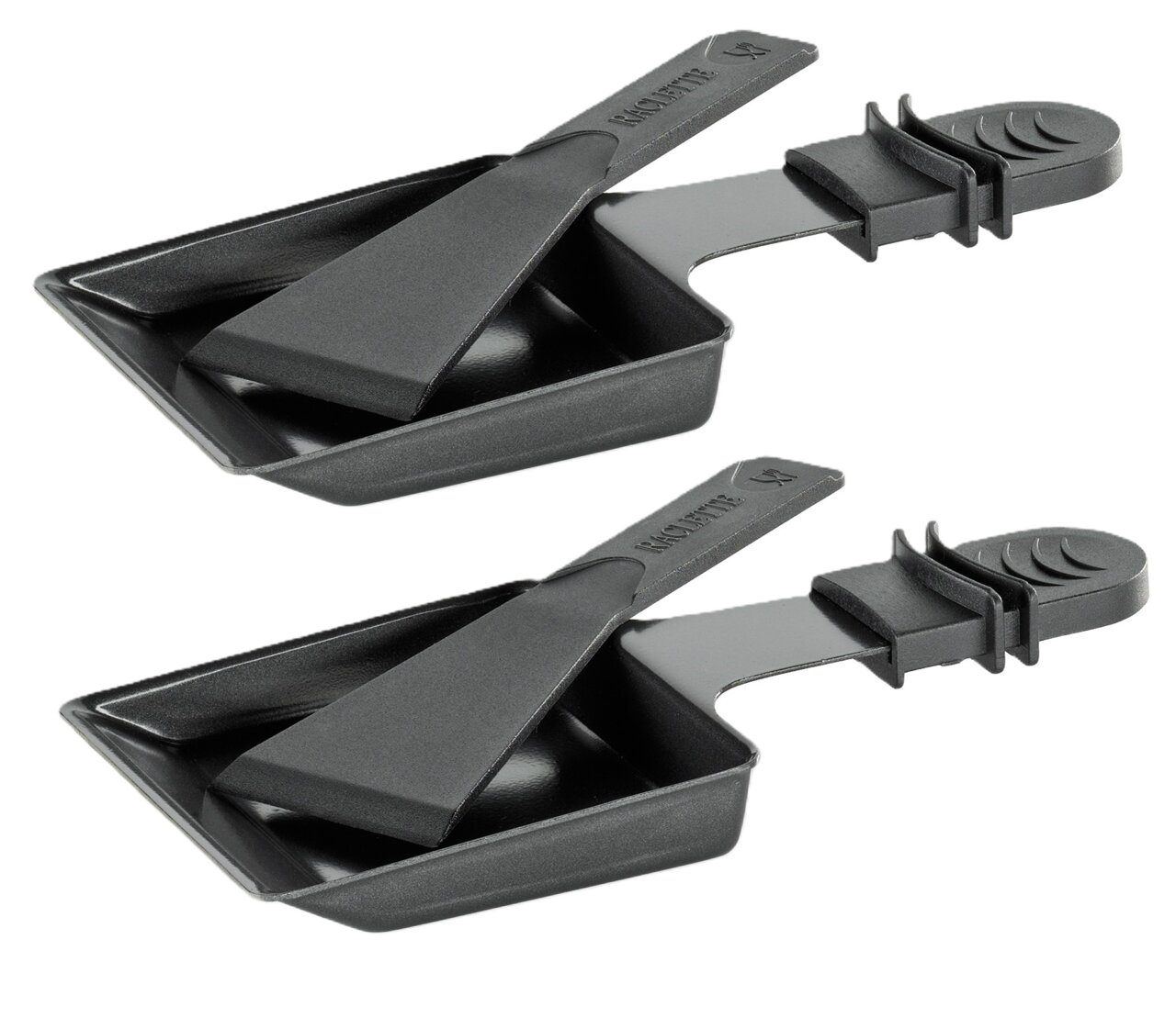 Zwei schwarze Raclettepfännchen mit Schaber, seitliche Perspektive