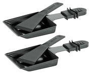 Zwei schwarze Raclettepfännchen mit Schaber, seitliche Perspektive