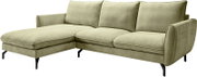 Olivgrünes Ecksofa mit linksseitiger Recamiere, drei Sitz- und Rückenkissen, gepolsterten Armlehnen und schwarzen Metallfüßen, freigestellt auf weißem Hintergrund, Ansicht schräg von vorn.