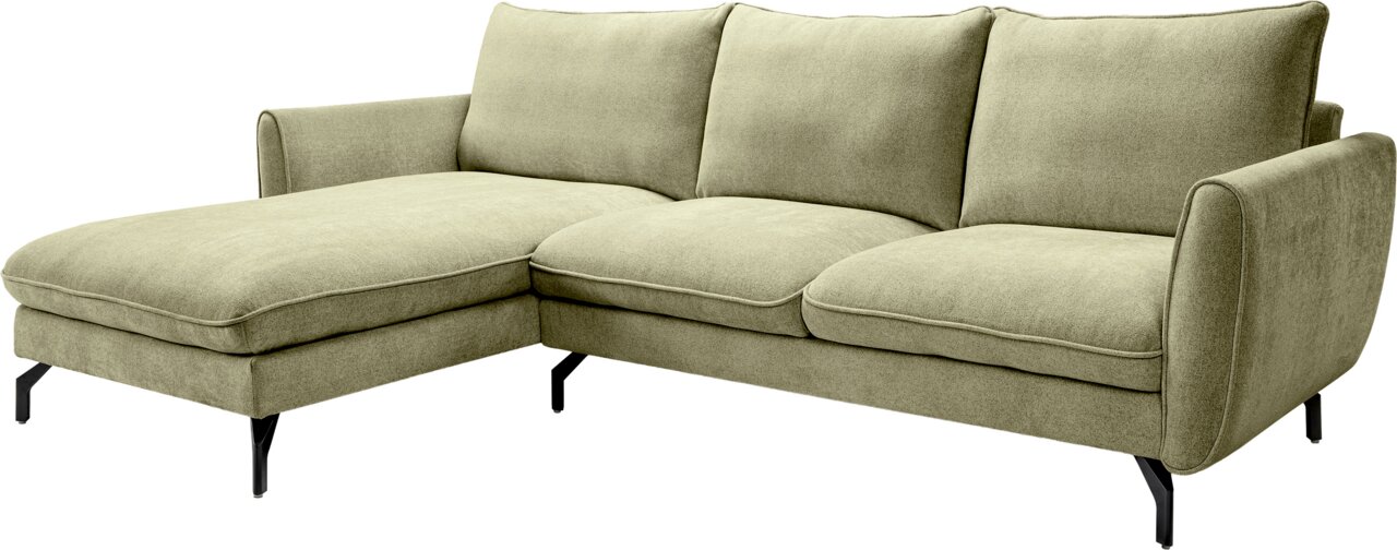 Olivgrünes Ecksofa mit linksseitiger Recamiere, drei Sitz- und Rückenkissen, gepolsterten Armlehnen und schwarzen Metallfüßen, freigestellt auf weißem Hintergrund, Ansicht schräg von vorn.