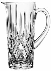 Kristallkrug mit elegantem Schliffmuster, seitliche Perspektive