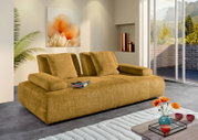Gemütliches, senffarbenes 2-Sitzer-Sofa in modernem Wohnzimmer, seitliche Perspektive.