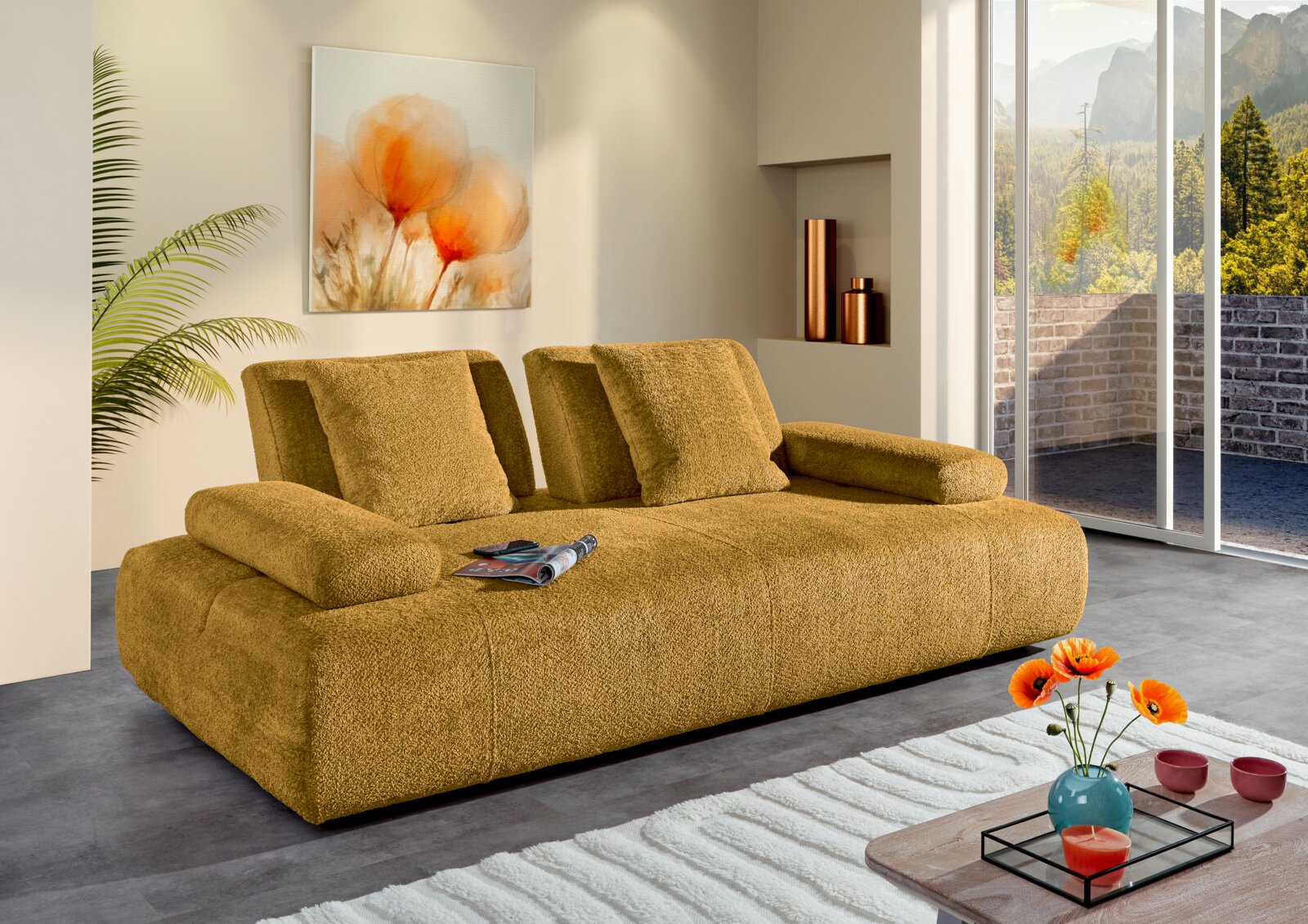 Gemütliches, senffarbenes 2-Sitzer-Sofa in modernem Wohnzimmer, seitliche Perspektive.