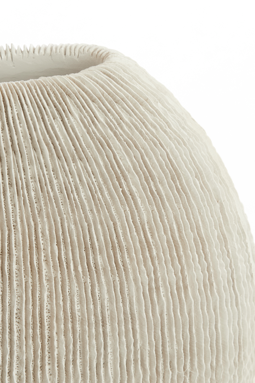 Light&Living Vase BUBIO Detailaufnahme einer cremeweißen, geriffelten Keramikvase mit runder Öffnung, schräg von oben vor weißem Hintergrund