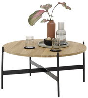 Runder Couchtisch mit Holzplatte und schwarzem Metallgestell, dekoriert mit einer Vase, Gläsern und einem Tablett, seitliche Perspektive