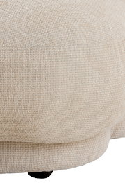 Nahaufnahme einer beigen Couch mit strukturierter Stoffoberfläche, seitliche Perspektive