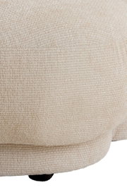 Nahaufnahme einer beigen Couch mit strukturierter Stoffoberfläche, seitliche Perspektive