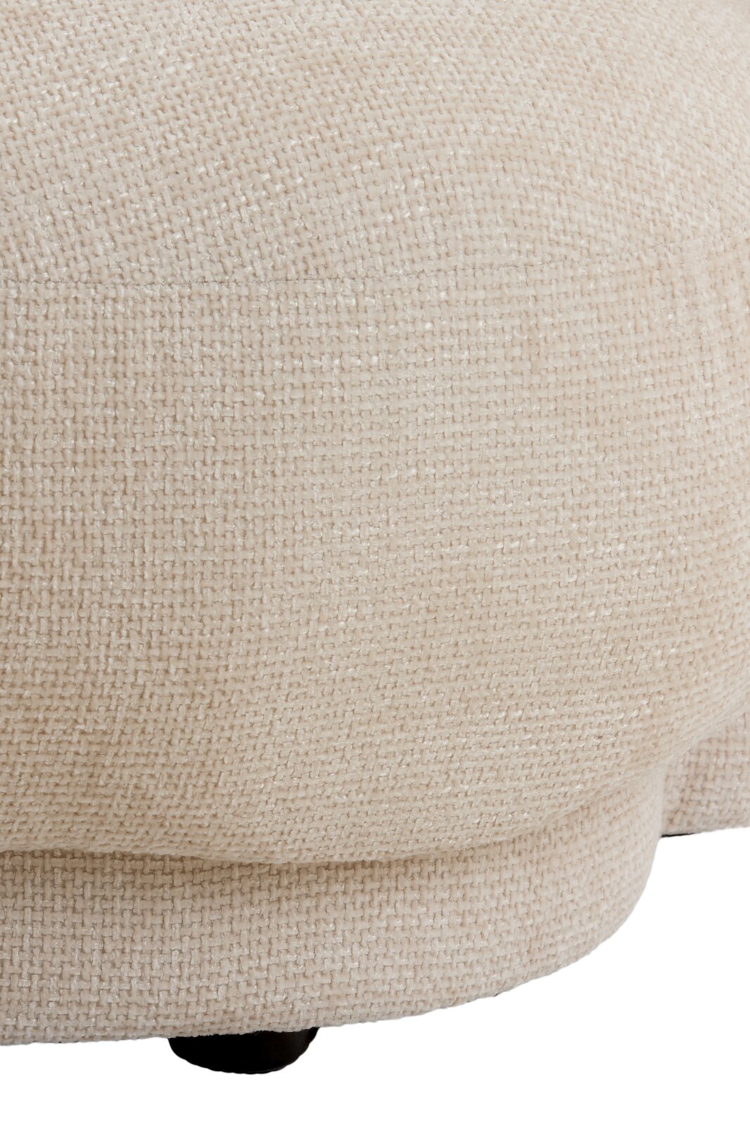Close-up van een beige bank met een gestructureerd stoffen oppervlak, gezien vanaf de zijkant