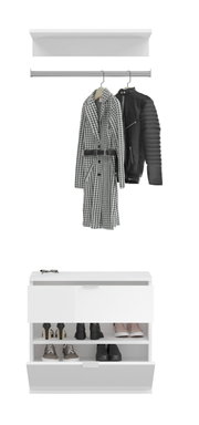 Frontale Ansicht einer modernen Garderobenkombination mit Kleiderstange, auf der Mäntel hängen, und einem Schuhschrank mit mehreren Fächern.