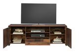 TV-Lowboard aus Holz mit offenen und geschlossenen Fächern, frontal betrachtet, mit Dekoration und elektronischen Geräten.