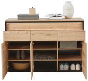 Frontale Ansicht eines modernen Sideboards mit Holzoptik, offenen Schubladen und Türen, gefüllt mit Schuhen, Körben und Dekorationen.