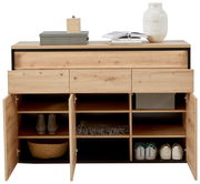 Frontale Ansicht eines modernen Sideboards mit Holzoptik, offenen Schubladen und Türen, gefüllt mit Schuhen, Körben und Dekorationen.