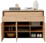 Frontale Ansicht eines modernen Sideboards mit Holzoptik, offenen Schubladen und Türen, gefüllt mit Schuhen, Körben und Dekorationen.