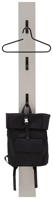 Garderobenpaneel mit Kleiderbügel und Rucksack, frontal betrachtet