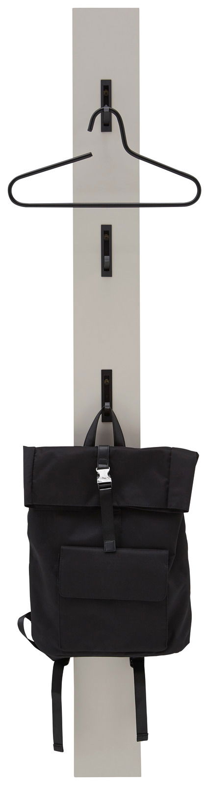 Garderobenpaneel mit Kleiderbügel und Rucksack, frontal betrachtet