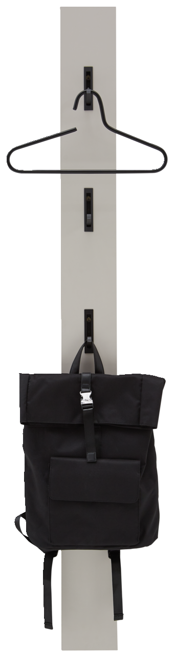 Garderobenpaneel mit Kleiderbügel und Rucksack, frontal betrachtet