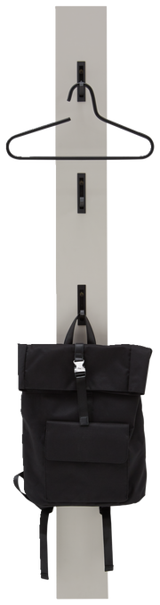 Garderobenpaneel mit Kleiderbügel und Rucksack, frontal betrachtet