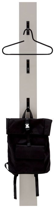 Garderobenpaneel mit Kleiderbügel und Rucksack, frontal betrachtet