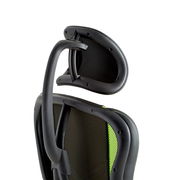 Rückansicht eines Gaming Stuhls mit verstellbarer Kopfstütze und grünem Netzstoff.