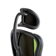 Rückansicht eines Gaming Stuhls mit verstellbarer Kopfstütze und grünem Netzstoff.