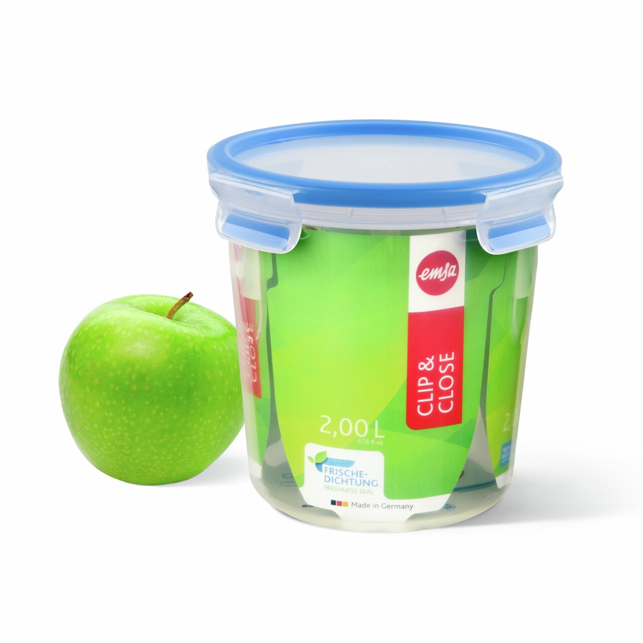 Emsa Vorratsdose 2,0L CLIP & CLOSE Transparente Dose CLIP & CLOSE 2,0 Liter mit blauem Deckel, neben einem grünen Apfel, aus der Frontalperspektive.