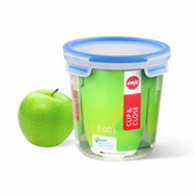 Transparente Dose CLIP & CLOSE 2,0 Liter mit blauem Deckel, neben einem grünen Apfel, aus der Frontalperspektive.