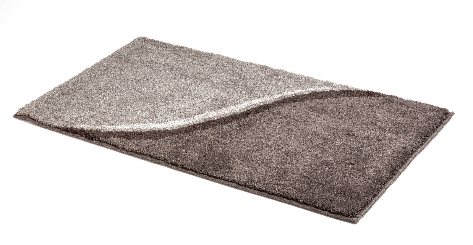 Rechteckiger Badteppich in Taupe mit wellenförmigem Muster, aus seitlicher Perspektive fotografiert.