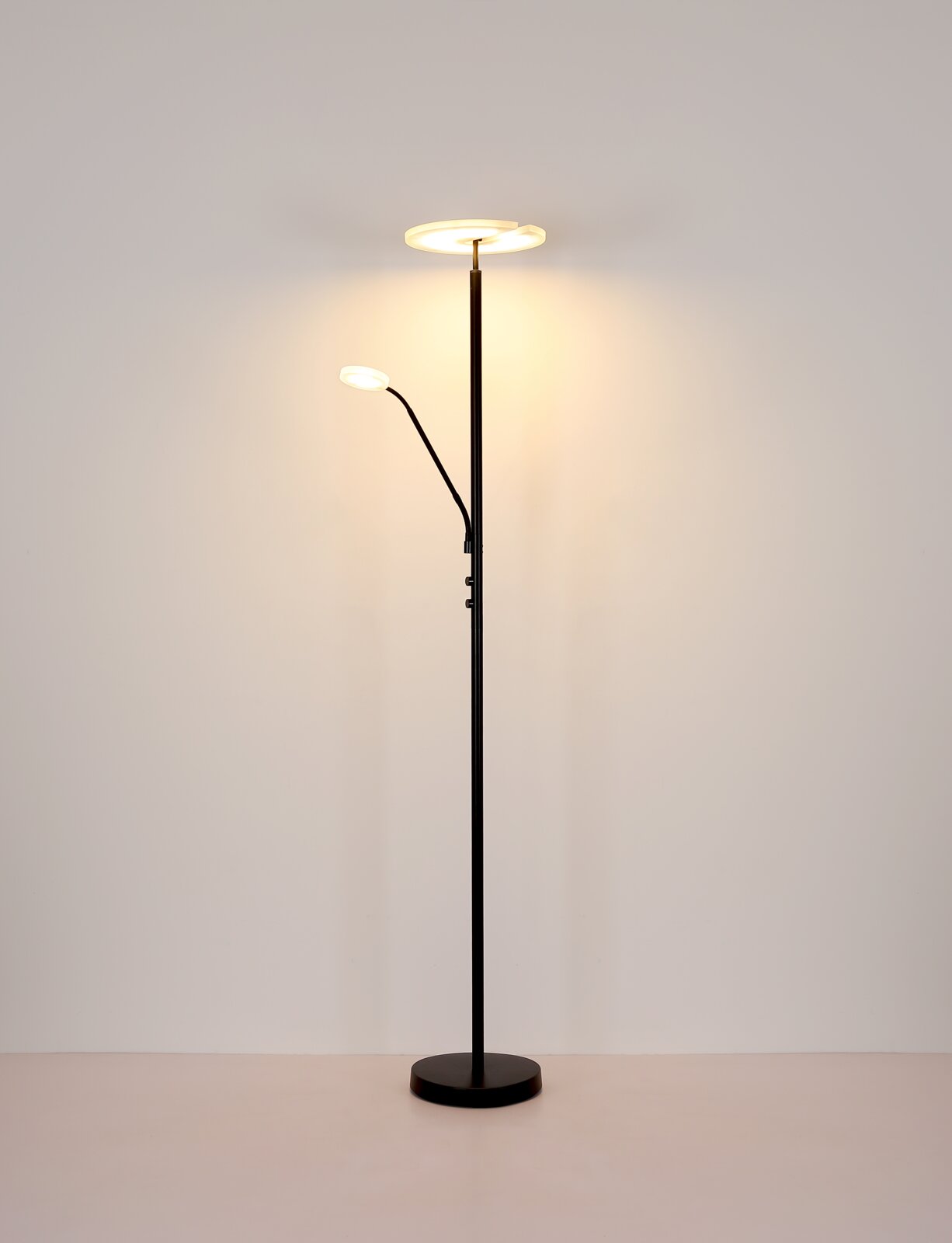 Moderner Deckenfluter Globo Lighting STANFORD mit zusätzlichem Leselicht, frontal abgebildet in einem schlichten Raum.