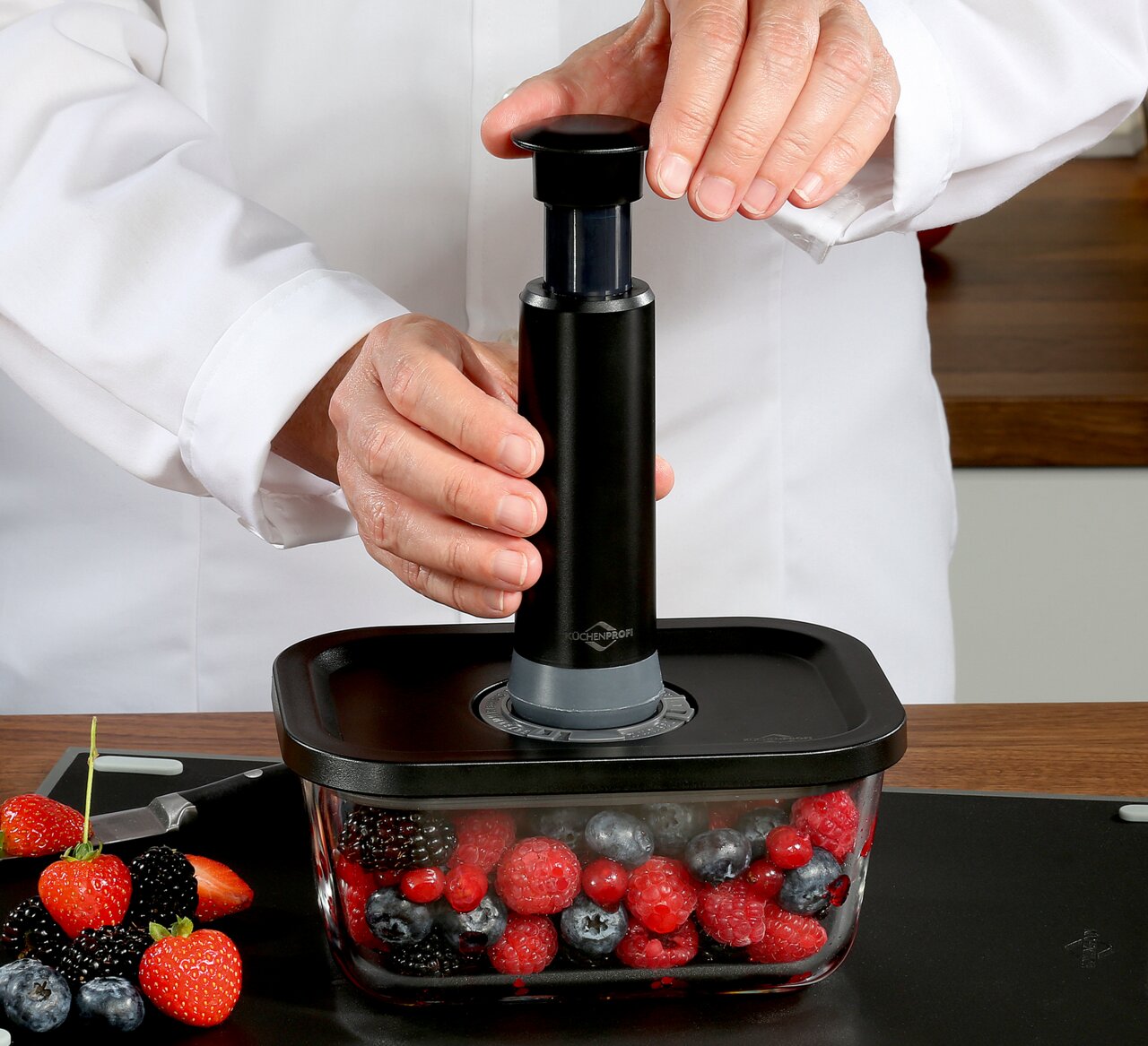 Vakuumier-Set EASYFRESH in Benutzung, Nahaufnahme von oben, mit frischen Beeren in einem Behälter.
