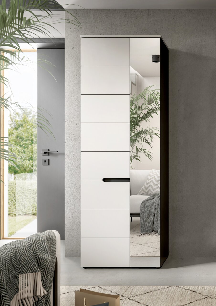 Moderner Kleiderschrank in Weiß mit horizontalen Linien, schwarzem Griff und seitlicher Spiegeltür, frontal in leicht schräger Perspektive im hellen Schlafzimmer