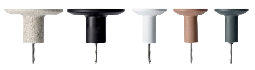 Fünf Wandhaken in verschiedenen Farben (Beige, Schwarz, Weiß, Braun, Grau) aus seitlicher Perspektive.