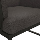 Nahaufnahme eines Loungesessels mit grauem Stoffbezug und schwarzem Metallrahmen, seitliche Perspektive