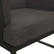 Nahaufnahme eines Loungesessels mit grauem Stoffbezug und schwarzem Metallrahmen, seitliche Perspektive