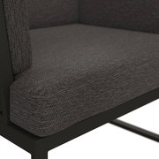 Nahaufnahme eines Loungesessels mit grauem Stoffbezug und schwarzem Metallrahmen, seitliche Perspektive