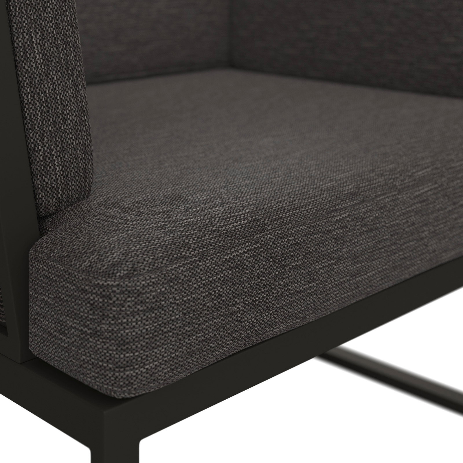 Nahaufnahme eines Loungesessels mit grauem Stoffbezug und schwarzem Metallrahmen, seitliche Perspektive