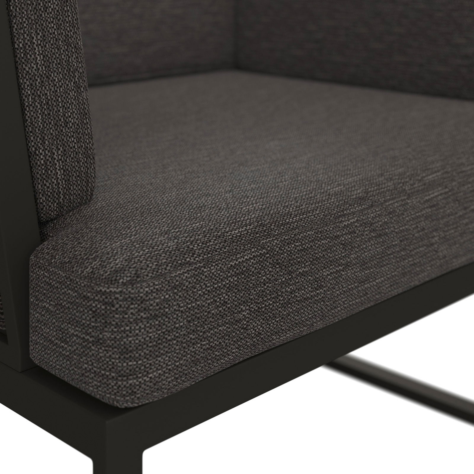 Nahaufnahme eines Loungesessels mit grauem Stoffbezug und schwarzem Metallrahmen, seitliche Perspektive