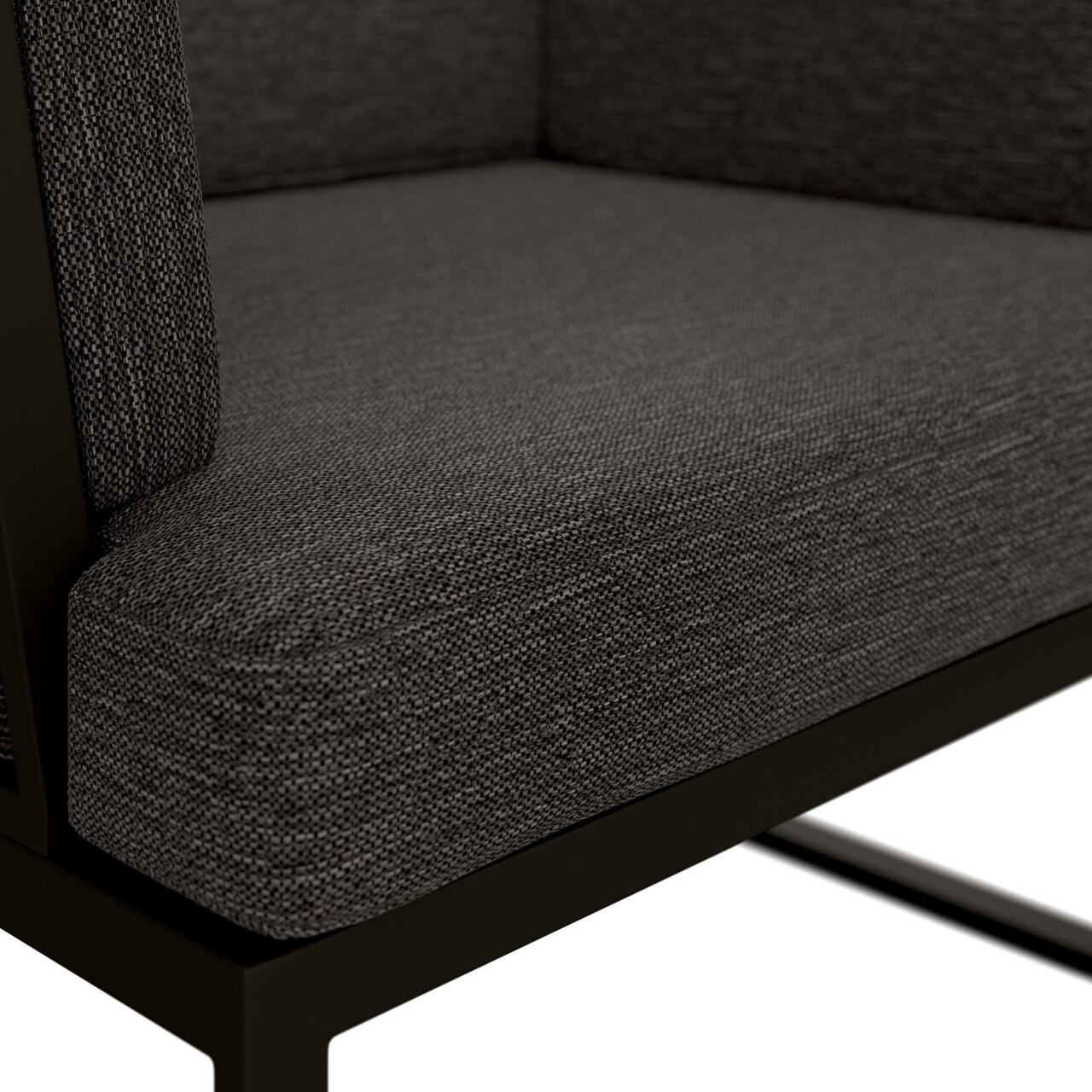 Nahaufnahme eines Loungesessels mit grauem Stoffbezug und schwarzem Metallrahmen, seitliche Perspektive