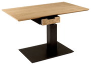 Moderner Couchtisch mit Holzplatte und schwarzem Metallfuß, seitliche Perspektive