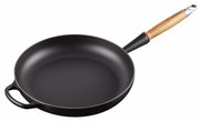 Zwarte koekenpan van 28 cm met houten handvat, zijaanzicht