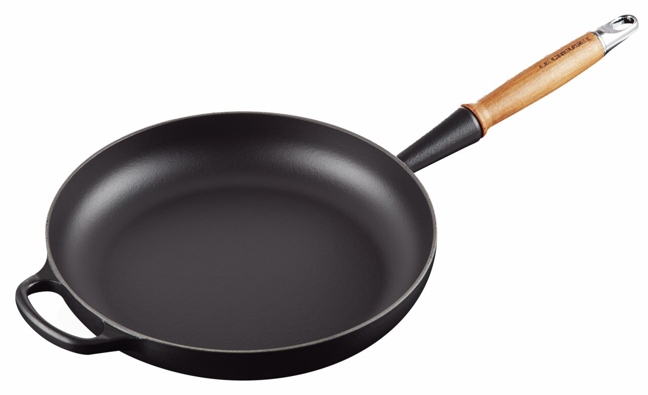 LE CREUSET Bratpfanne 28cm Schwarz Schwarze Bratpfanne 28 cm mit Holzgriff, seitliche Perspektive