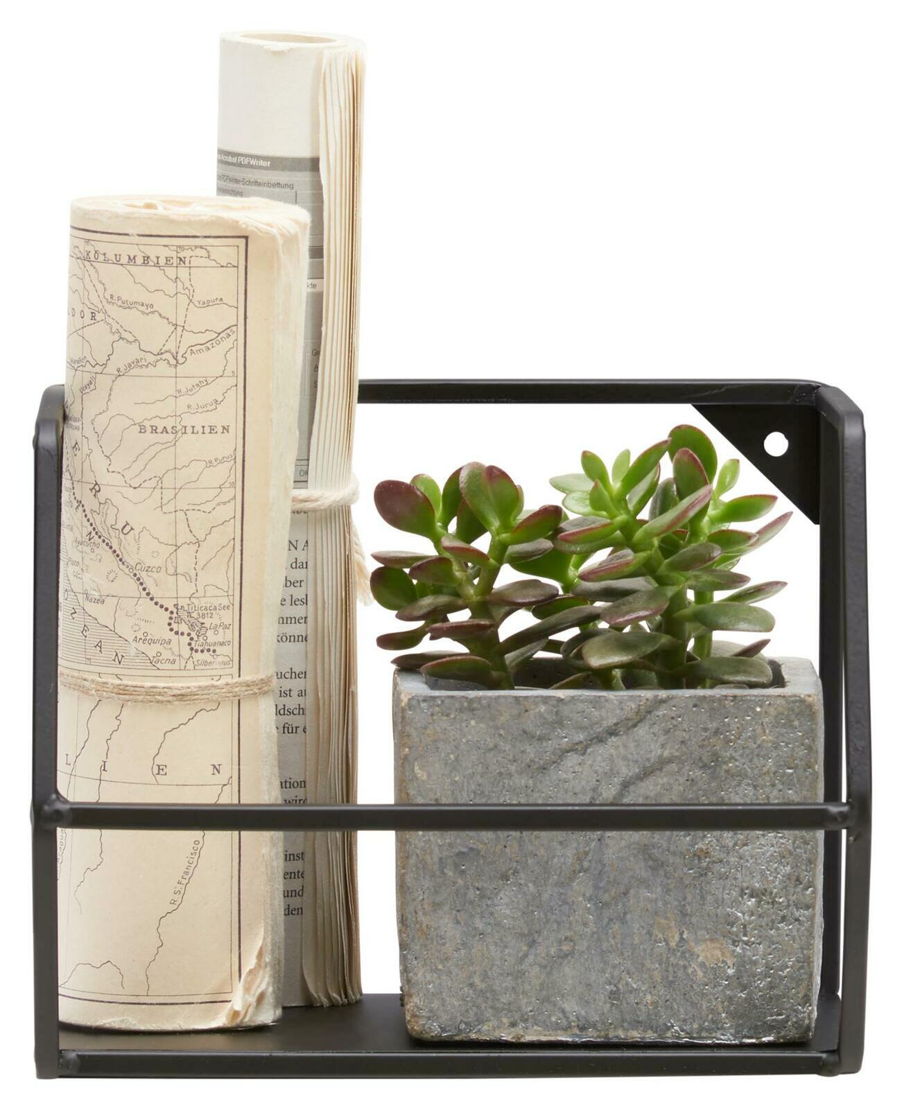 Nahaufnahme eines Wandregals mit einer gerollten Karte und einer kleinen Pflanze in einem Steintopf, seitliche Perspektive.