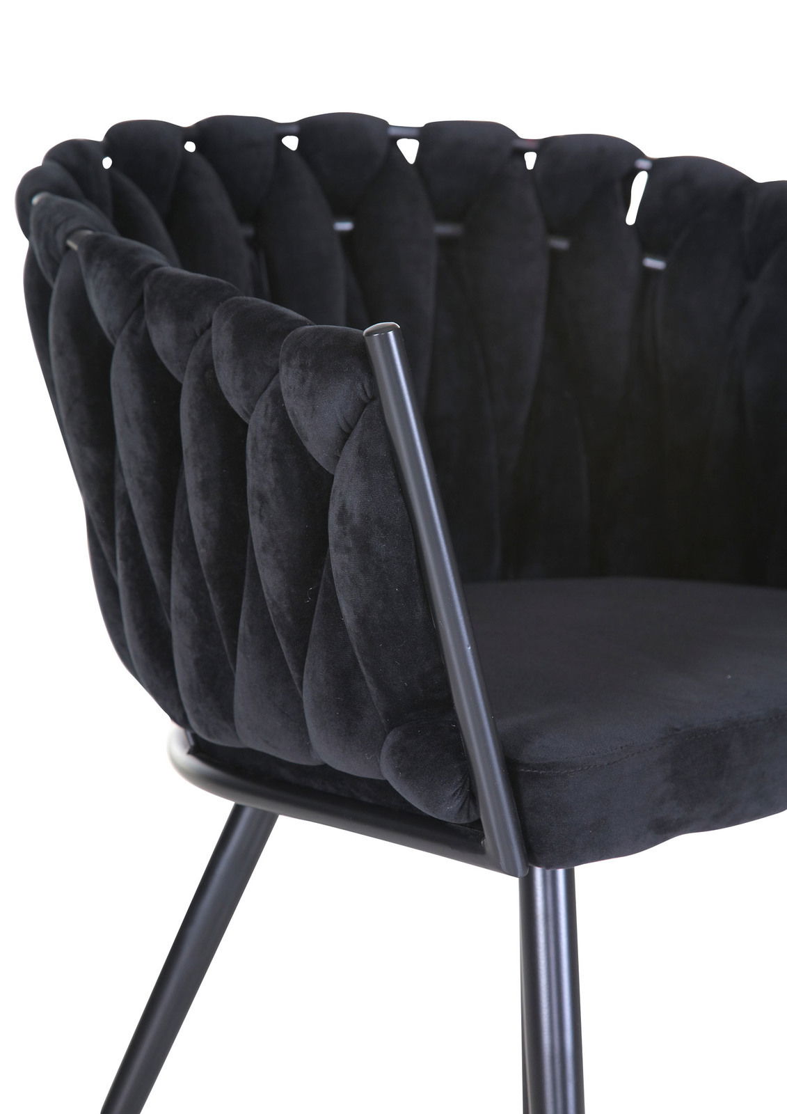 Nahaufnahme eines schwarzen Sessels mit gepolsterter Rückenlehne und Metallbeinen, seitliche Perspektive.