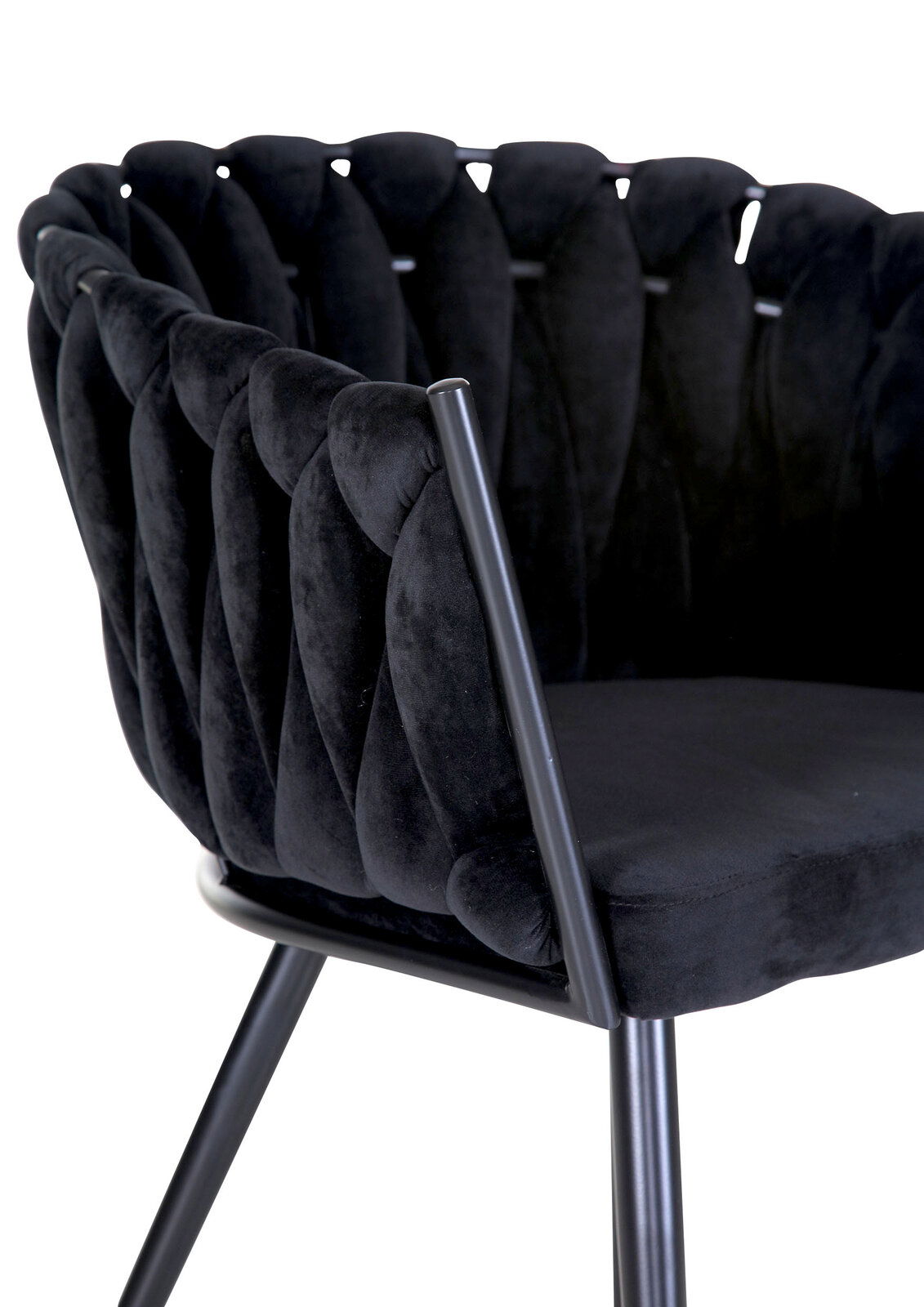 Nahaufnahme eines schwarzen Sessels mit gepolsterter Rückenlehne und Metallbeinen, seitliche Perspektive.