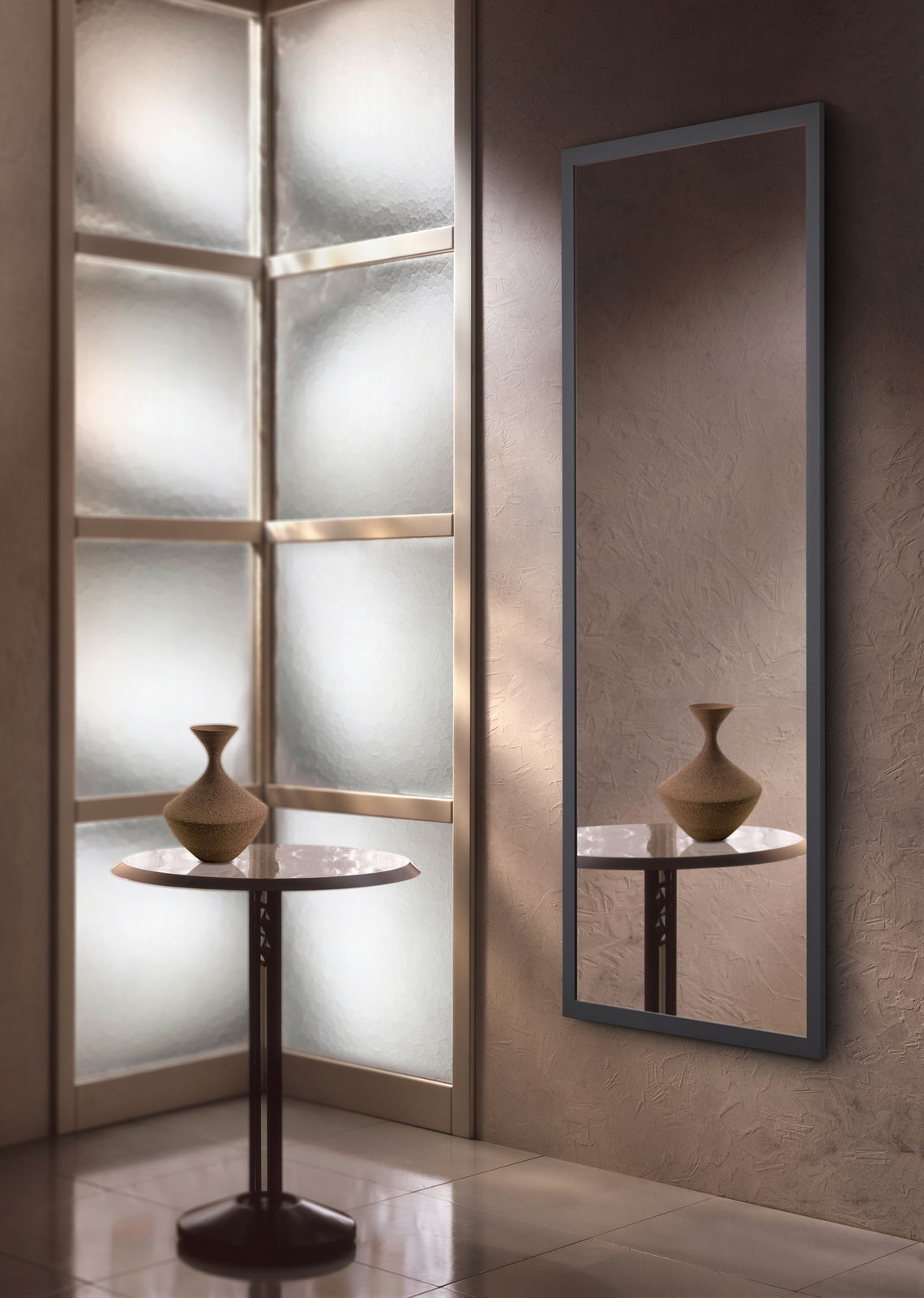 Rechteckiger Wandspiegel der Serie THEA von XORA, ca. 66x166 cm, zeigt eine stilvolle Reflexion eines Tisches mit Vase, seitliche Perspektive.