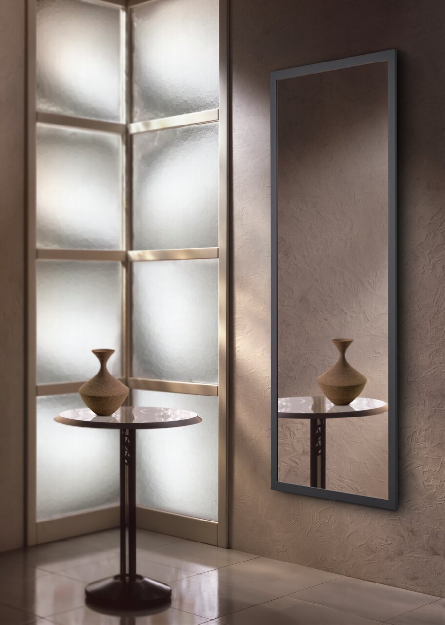Rechteckiger Wandspiegel der Serie THEA von XORA, ca. 66x166 cm, zeigt eine stilvolle Reflexion eines Tisches mit Vase, seitliche Perspektive.